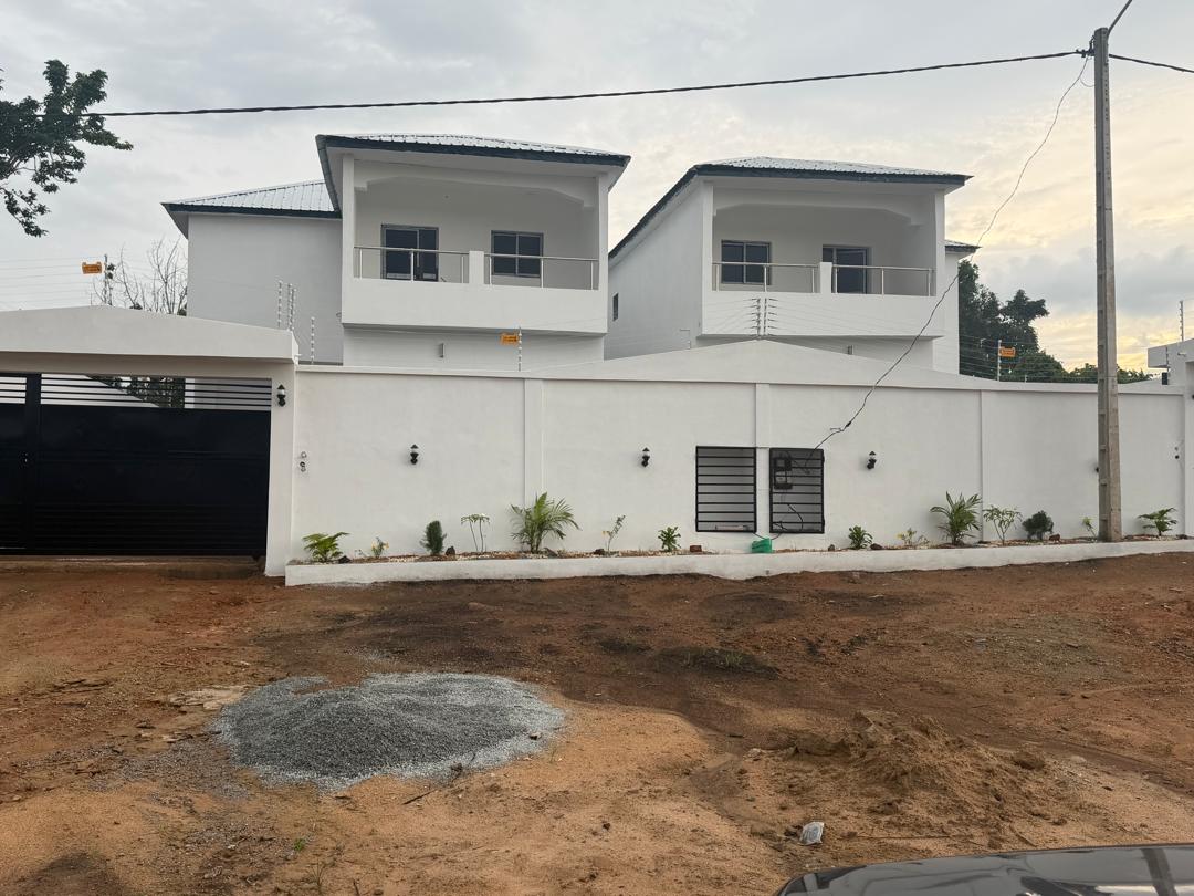 Duplex 5 pièces à vendre à Yamoussoukro (Katakoumbo)