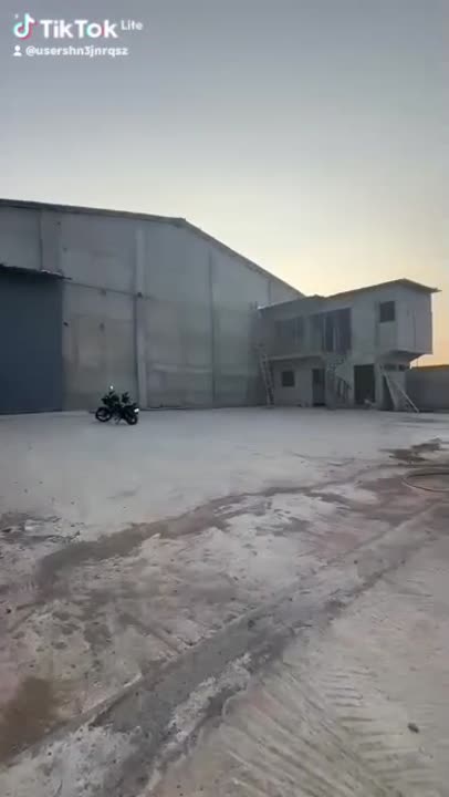 Grand entrepôt à louer à Ninankro — accès facile