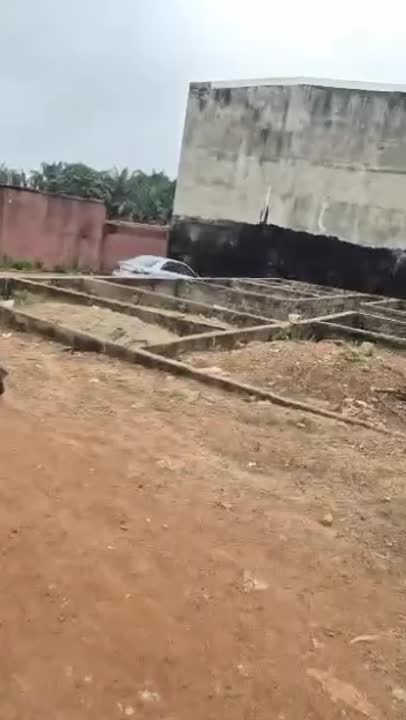 Terrain avec sous-bâtiment à vendre à Houphouët-ville
