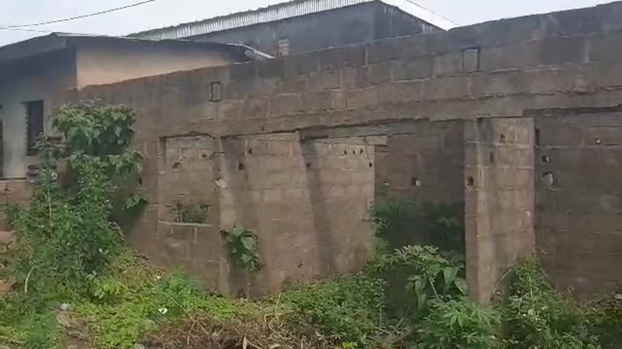 Maison inachevée à vendre à Bouaké (3 logements 2 pièces)