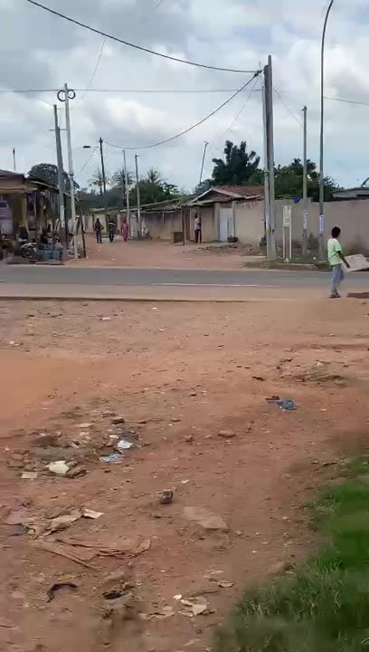 Magasin à louer à Ahougnassou — carrefour Charbon