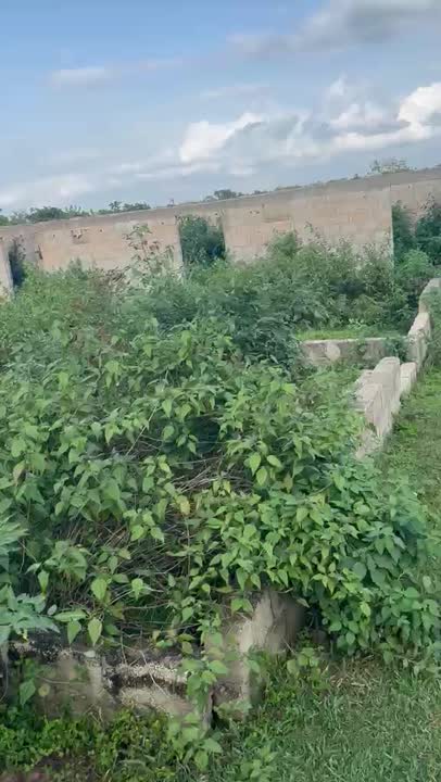 Terrain de 600 m² avec maison inachevée à vendre à Olam
