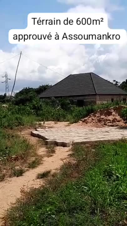 Terrain de 600 m² à vendre à Assoumankro