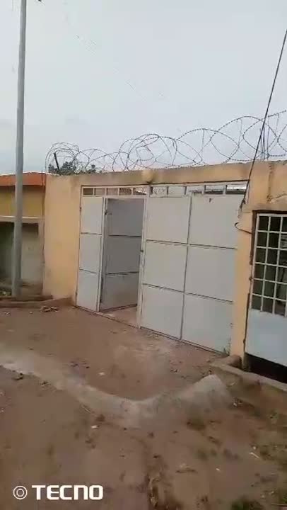 2 villas jumelées inachevées à vendre à Ahougnassou