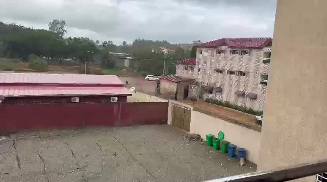 2 pièces à louer à Ebenezer — 2 douches, garage commun
