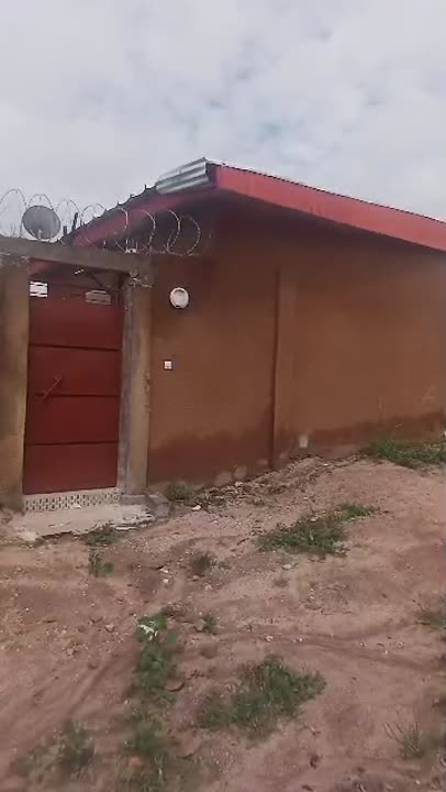 Maison 4 pièces à vendre près de l'école primaire Broukro