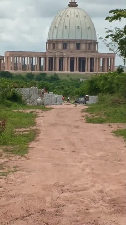 Terrain de 1000 m² à vendre à Yamoussoukro Lomo Basilique (ACD disponible)
