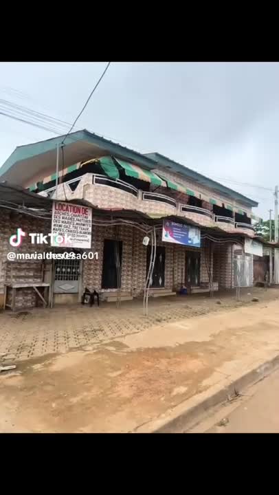 Duplex avec magasins à vendre à Ahougnassou (ACD disponible)