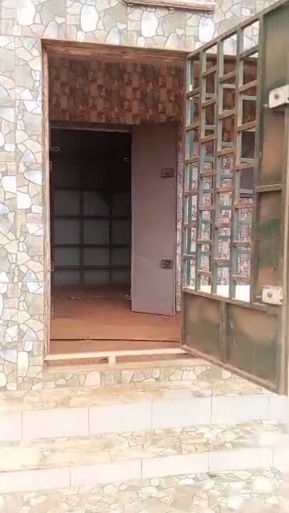 2 magasins à louer en bordure de la Voie de l'hôtel Panama