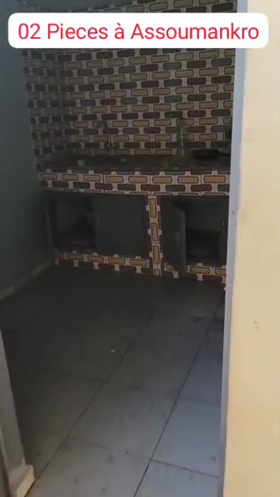 Chambre salon spacieuse à louer à Assoumankro