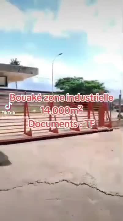 Terrain de 1,4 hectare à vendre près du stade (titre foncier)