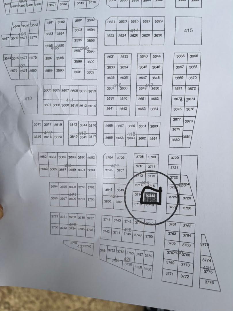 Terrain de 500 m² à vendre à Bouaké, au bord de la grande route