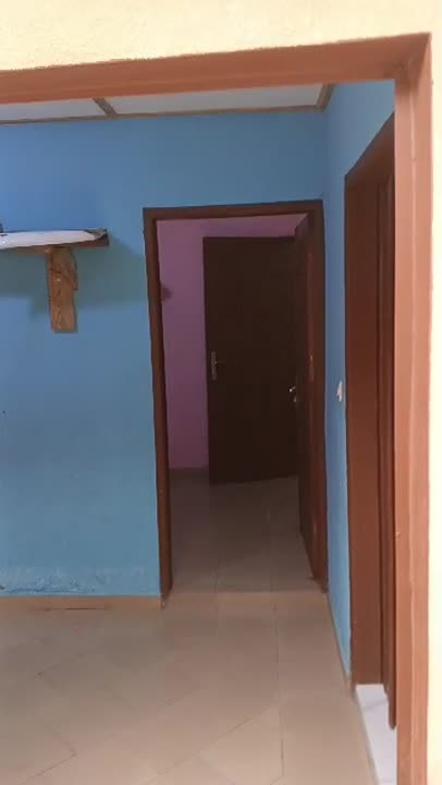 Maison 2 chambres, salon à louer à Morofé Ebenezer
