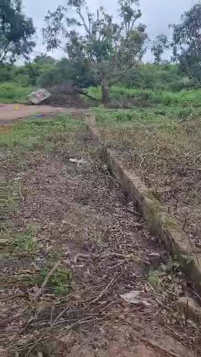 Terrain de 600 m² avec bâtiment de 10 chambres salons à vendre