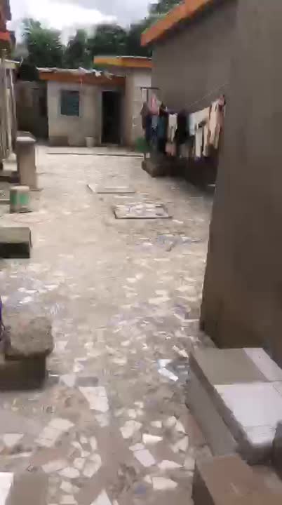 Chambre salon à louer à Tchelekro — cité avec cour individuelle